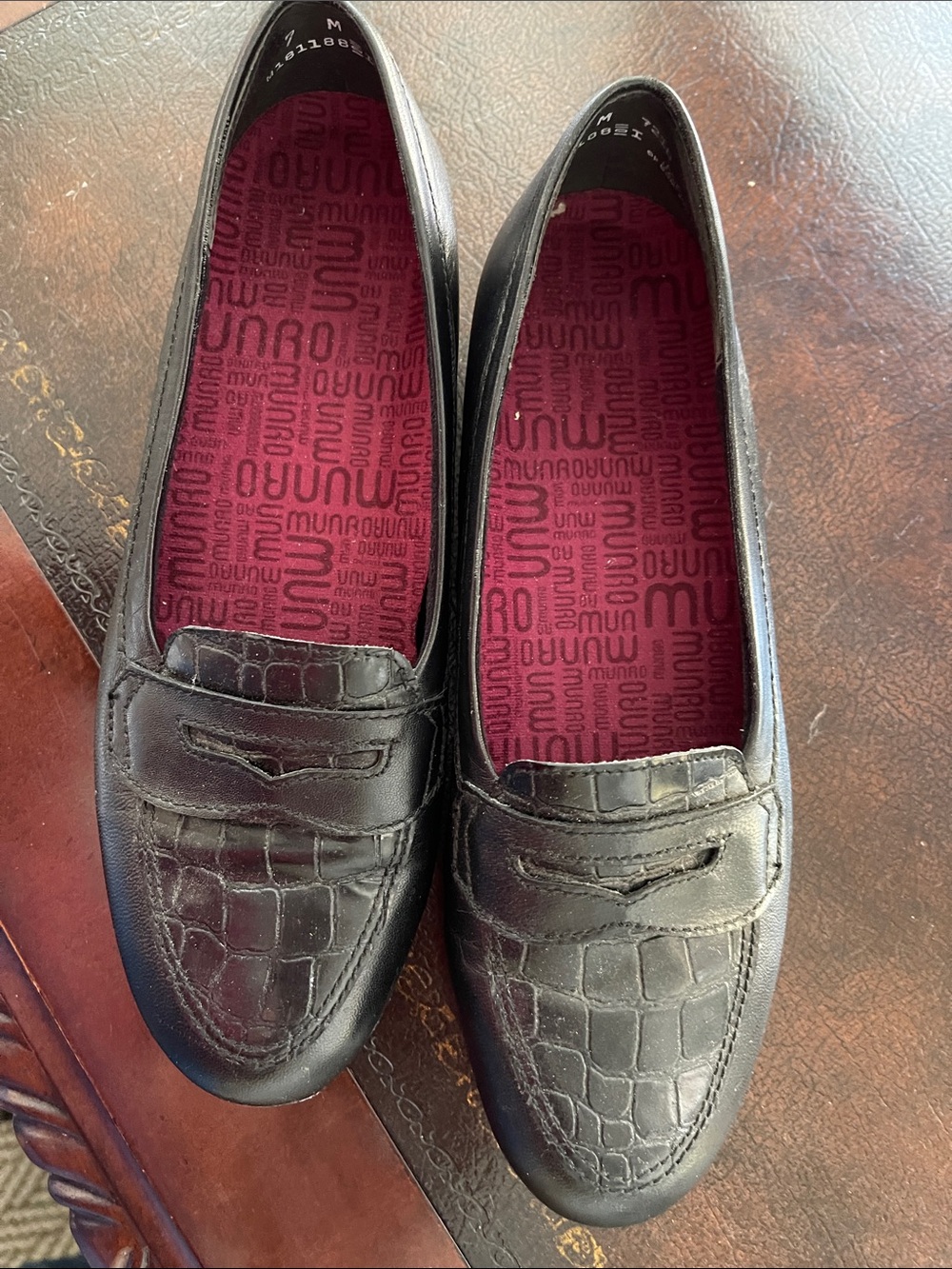 Women’s MUNRO black flats size 7 croc embossed, leather